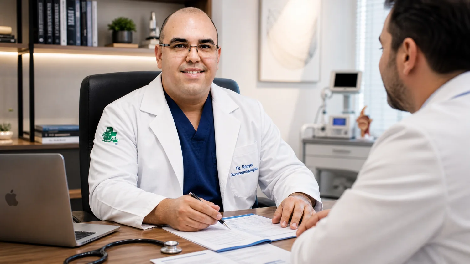 Dr. Renyel durante uma consulta