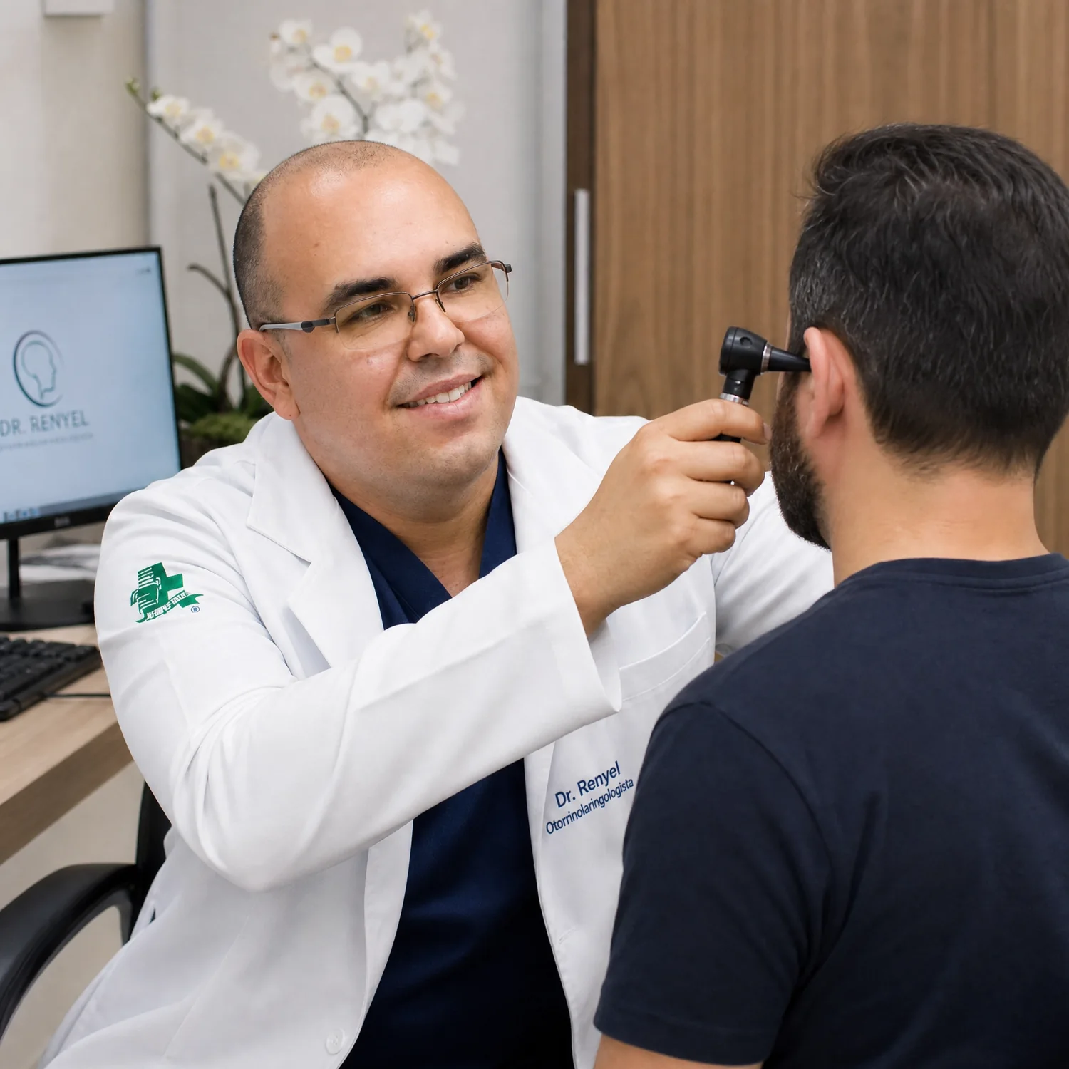 Dr. Renyel realizando avaliação otorrinolaringológica
